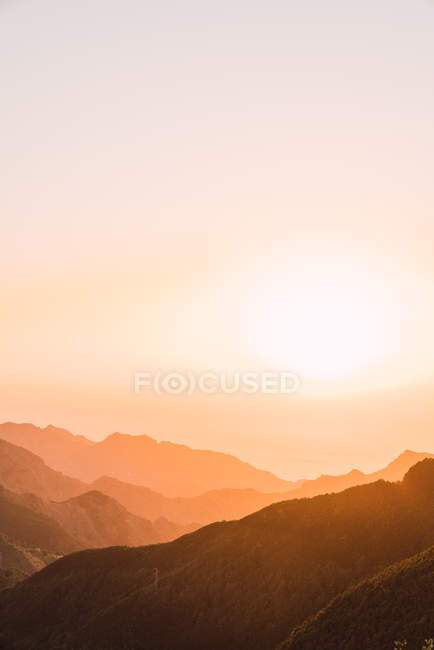 Silhueta de montanhas sob luz solar brilhante ao nascer do sol, Tenerife, Ilhas Canárias, Espanha — Fotografia de Stock