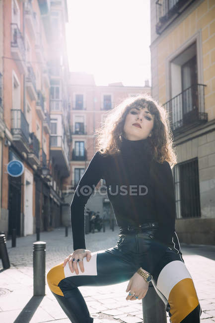 Молодая красивая женщина позирует на улицах Мадрида — стоковое фото