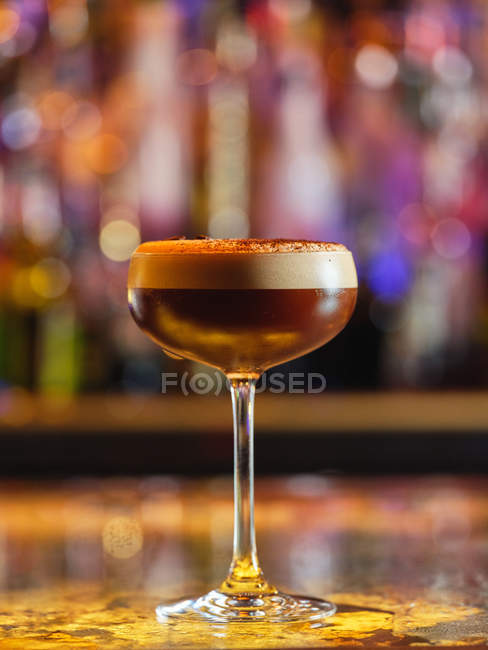 Verre avec cocktail d'alcool au chocolat sur fond flou — Photo de stock