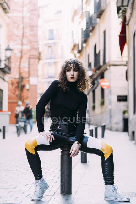 Jovem mulher bonita posando em ruas de Madrid — Fotografia de Stock