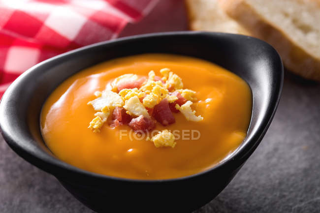 Tigela de sopa de salmorejo com presunto e ovo cozido duro — Fotografia de Stock