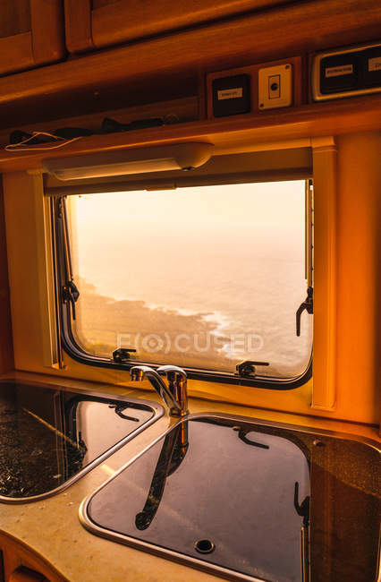 Vue imprenable sur le paysage marin au coucher du soleil depuis un mobil-home en montagne Teide à Tenerife, Îles Canaries, Espagne — Photo de stock