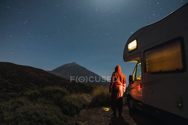 Picturesque view of male near mobile house on mountain Teide and amazing heaven with stars at night in Tenerife, Canary Islands, Spain — Stock Photo