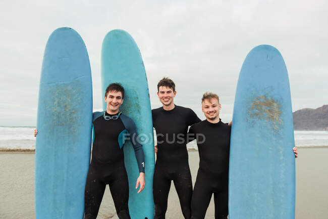 Aufgeregte Männer mit Surfbrettern — Stockfoto