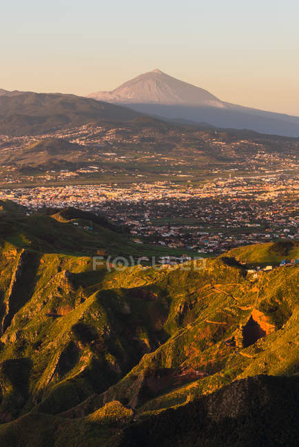 Pittoresca veduta del villaggio nella valle vicino alla montagna Teide e cielo blu a Tenerife, Isole Canarie, Spagna — Foto stock