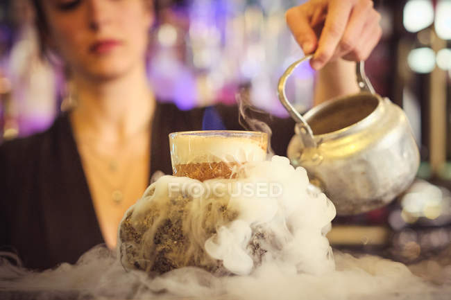 Femme barman préparation cocktail — Photo de stock