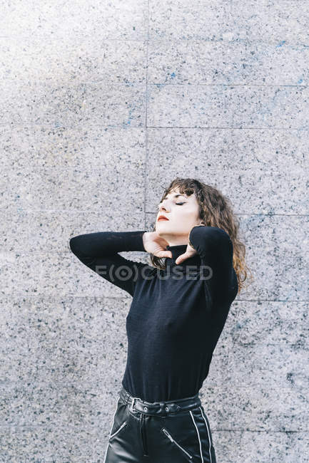 Joven mujer sensual posando en fondo blanco - foto de stock