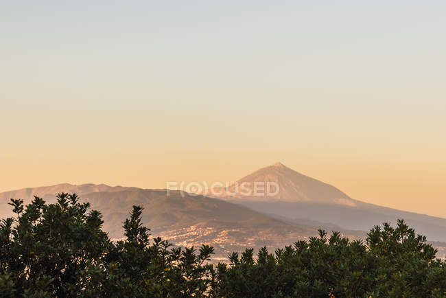 Picturesque view of village in valley near mountain Teide and blue sky in Tenerife, Canary Islands, Spain — Stock Photo