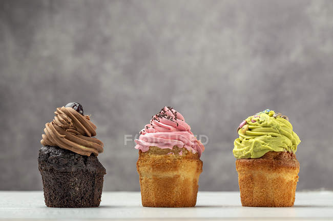 Deliciosos cupcakes caseiros no fundo borrado — Fotografia de Stock