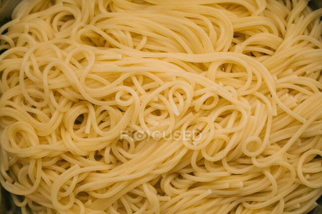 De arriba cerca de los espaguetis frescos cocidos - foto de stock