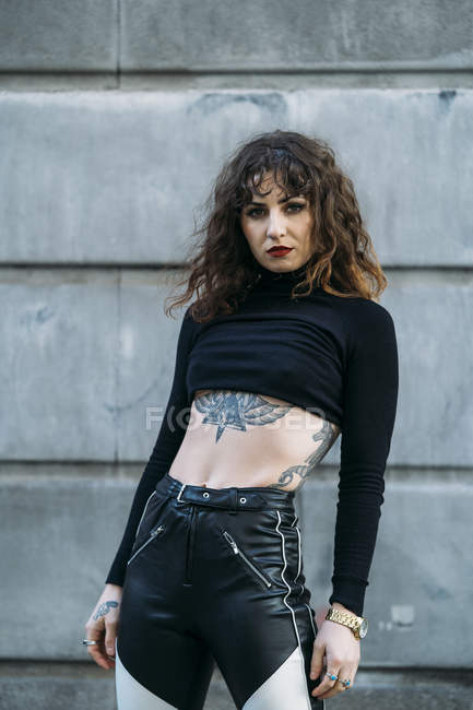 Jovem tatuado mulher posando sensual na rua — Fotografia de Stock