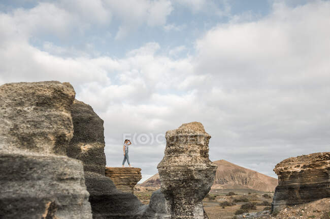 Анонімне жіноче положення кам'янистої місцевості — стокове фото