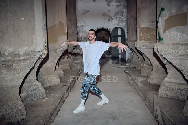 Hombre breakdancer bailando en edificio viejo - foto de stock