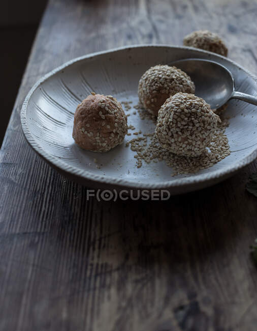 Süßkartoffeln in Sesamsamen auf Teller — Stockfoto