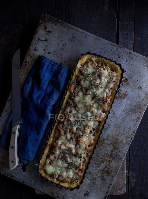 Домашний пирог с тыквой и сыром Эмменталь на подносе на деревянном столе — стоковое фото