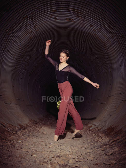 Jovem bailarina girando em tubo — Fotografia de Stock