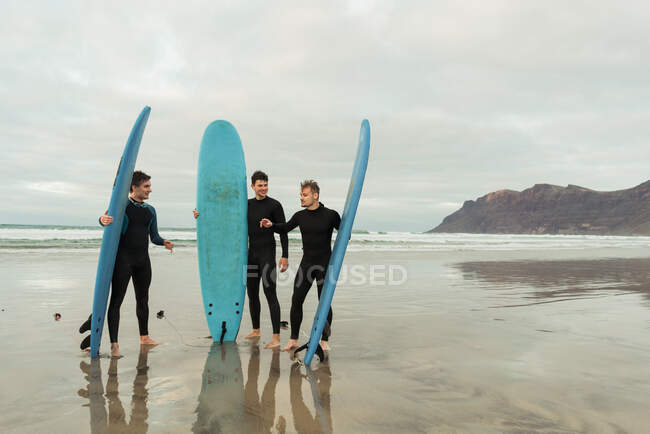 Hombres emocionados con tablas de surf - foto de stock