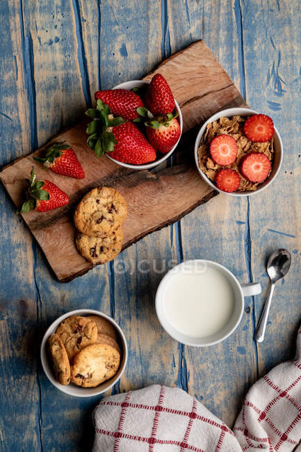Glasses near fruits and cookies on table near napkin — Stock Photo