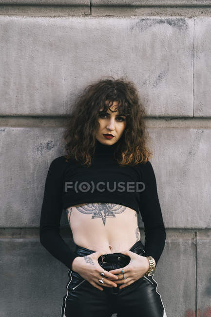 Joven mujer tatuada posando sensual en la calle - foto de stock