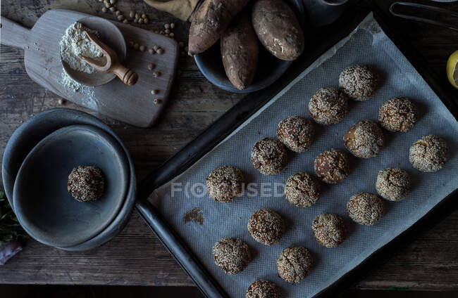 Ensemble de patates douces dans les graines de sésame sur la table — Photo de stock