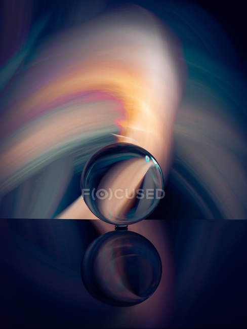 Boule de cristal sur la surface avec réflexion près de l'abstrait brille — Photo de stock