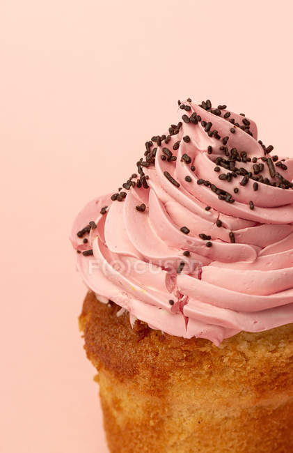 Delicioso cupcake de fresa casero sobre fondo rosa - foto de stock