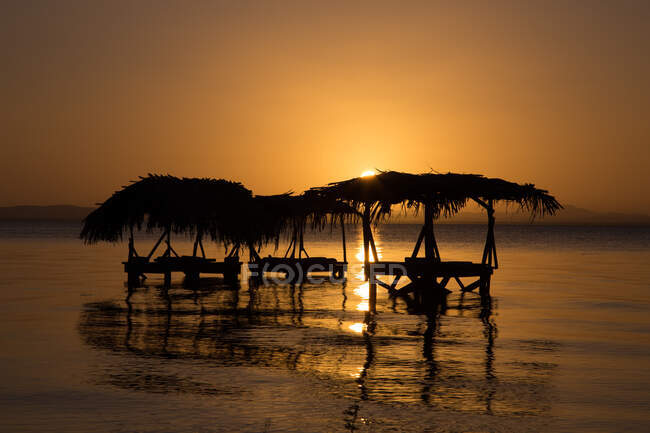 Blanchisserie en mer au coucher du soleil — Photo de stock