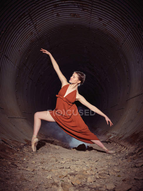 Молодая балерина крутится в трубе — стоковое фото