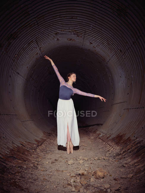 Giovane ballerina che gira in pipa — Foto stock