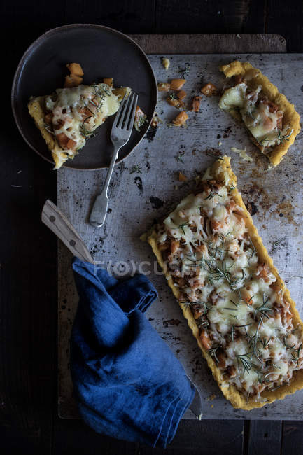 Torta caseira com abóbora e queijo Emmental na bandeja rasgada na mesa de madeira — Fotografia de Stock