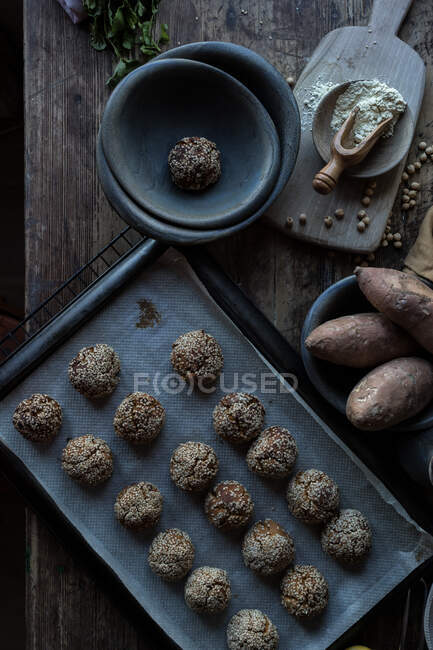 Conjunto de batatas doces em sementes de gergelim na mesa — Fotografia de Stock