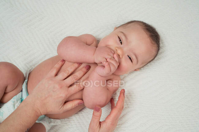 Portrait de mignon bébé garçon avec trisomie 21 — Photo de stock