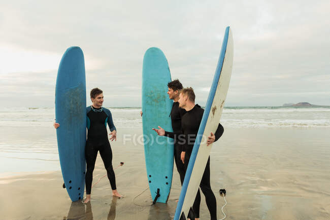 Homens excitados com pranchas de surf — Fotografia de Stock
