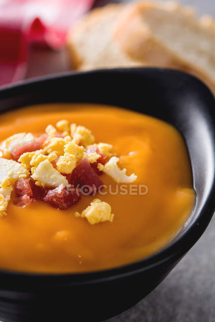 Tigela de sopa de salmorejo com presunto e ovo cozido duro — Fotografia de Stock