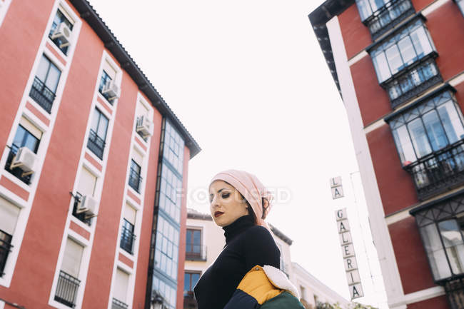 Jeune femme posant avec bandana cancer — Photo de stock