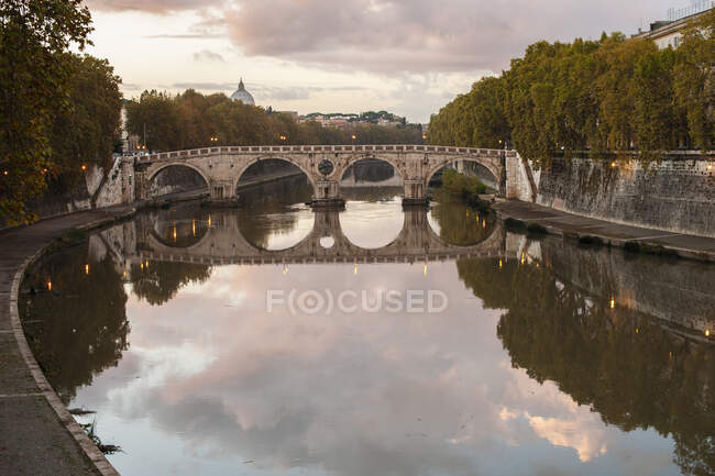 Meraviglioso Ponte Garibaldi sulle acque calme del fiume durante il tramonto a Roma — Foto stock