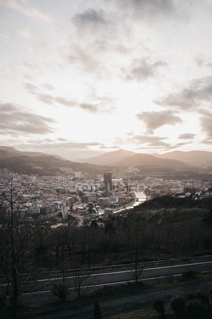 Céu nublado sobre a cidade em manhã cinza, Bilbau, Espanha — Fotografia de Stock