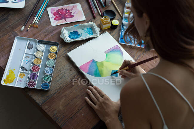 Pittura latina d'artista con acquerello nel suo studio — Foto stock
