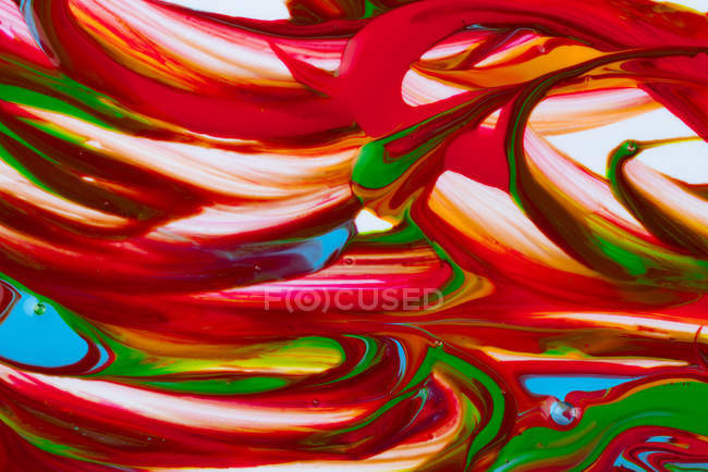 Coups de pinceau multicolores de couleurs acryliques sur toile blanche — Photo de stock