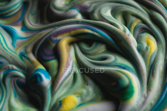 De arriba concepto de crema de afeitar multicolor abstracta sobre lienzo blanco - foto de stock