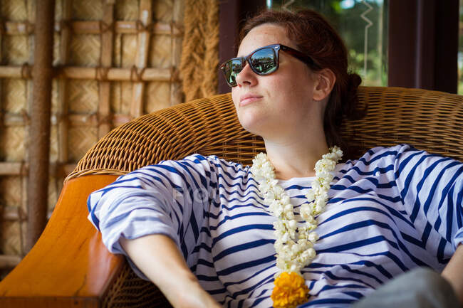 Mujer relajante en terraza cerca del mar - foto de stock