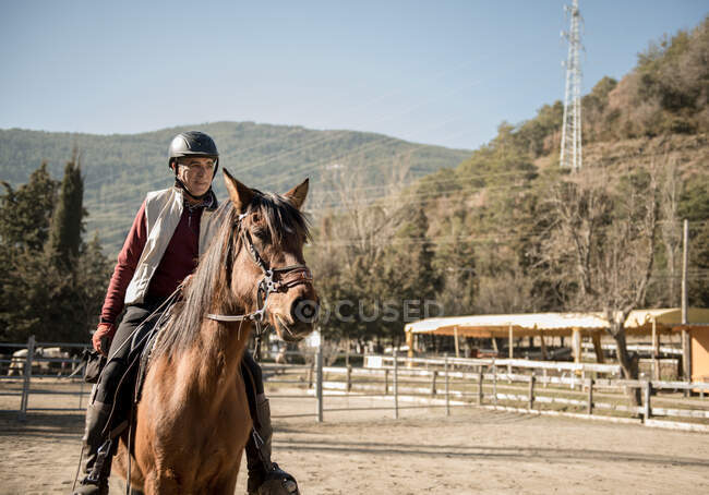 Люди катаються на конях у спокійний струмок у сонячний день у дивовижній осінній сільській місцевості під час уроку — стокове фото