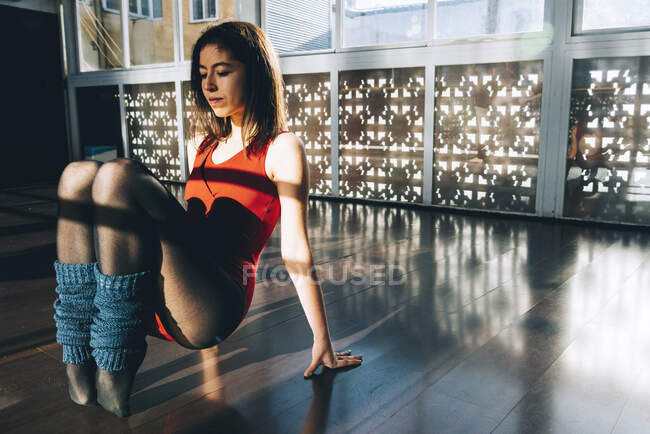 Jeune femme en body training en studio — Photo de stock