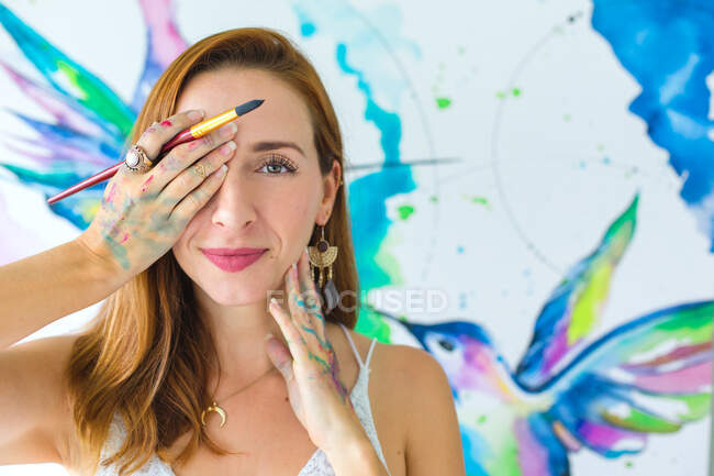 Lateinische Künstlerin malt mit Aquarell in ihrem Atelier — Stockfoto