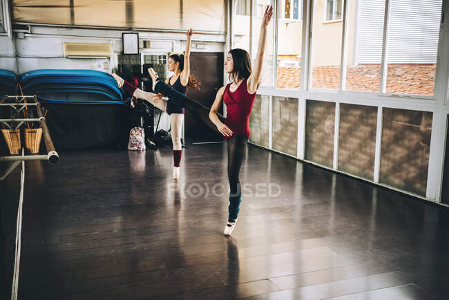 Dançarinos de treinamento de balé juntos — Fotografia de Stock