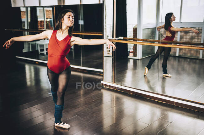 Женщина в балетной позе в студии — стоковое фото