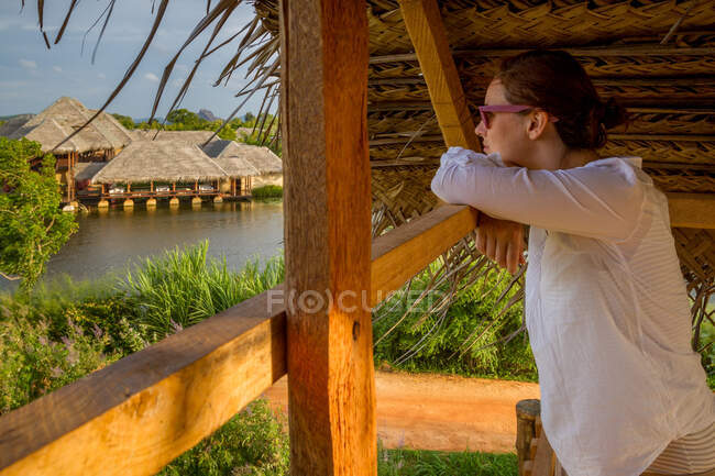 Donna guardando lago calmo — Foto stock