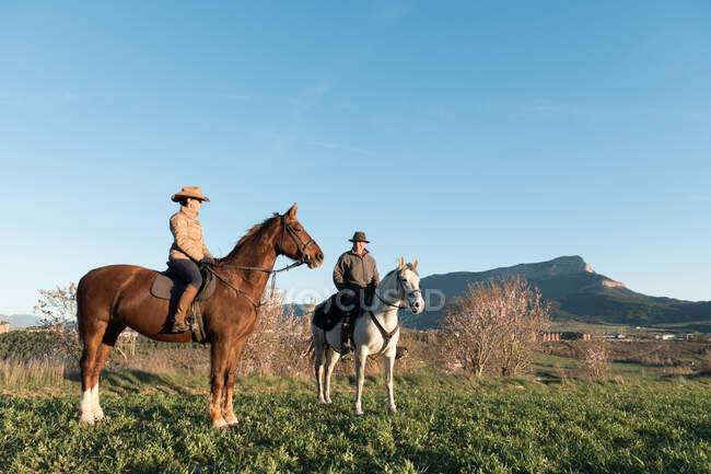 Uomo e donna a cavallo nel ranch — Foto stock