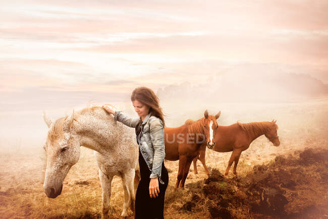 Hermoso paisaje de una joven entre caballos en la isla de El Hierro, isla canaria España - foto de stock