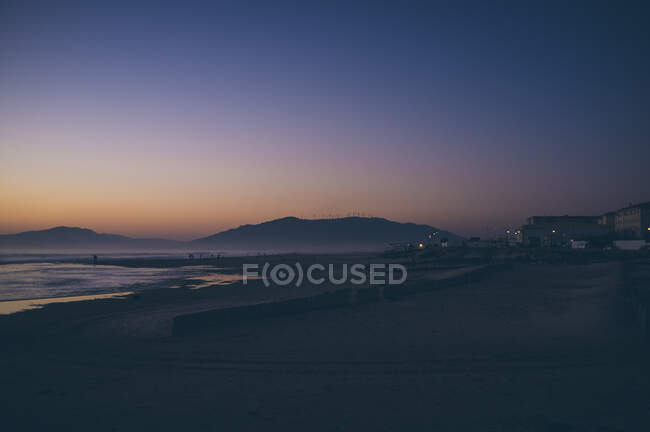 Paisaje playa en la puesta del sol - foto de stock